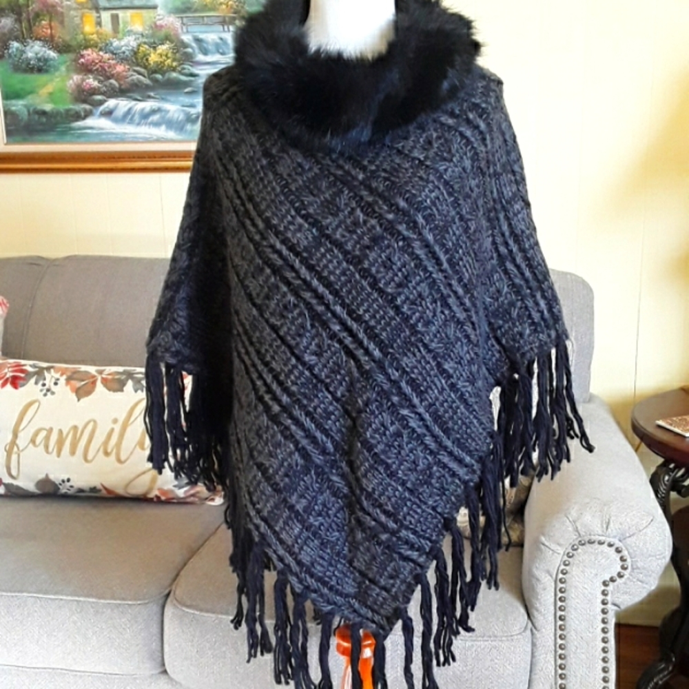 Poncho w/Faux Fur collar, fringes, charcoal gray yarn knit. O/S